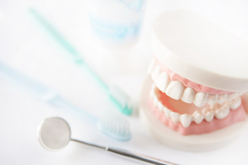 インプラントと歯科矯正の違い
