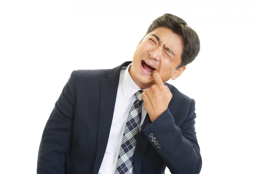 40代で歯がない方の治療法は？歯を失う原因やインプラント治療の費用相場を解説