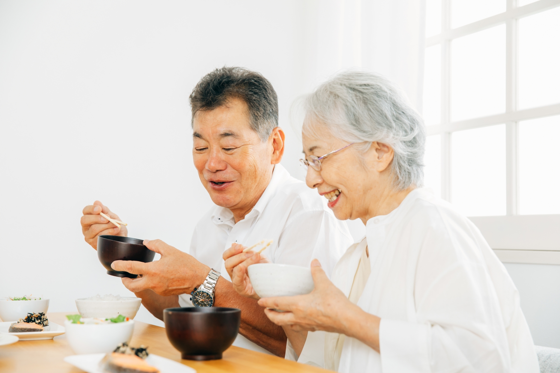 食事する高齢者の男女