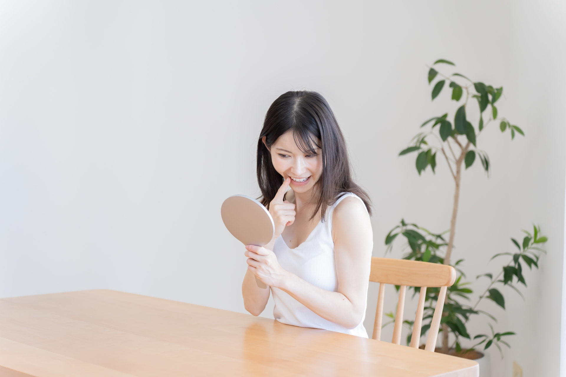 手鏡を持つ日本人女性