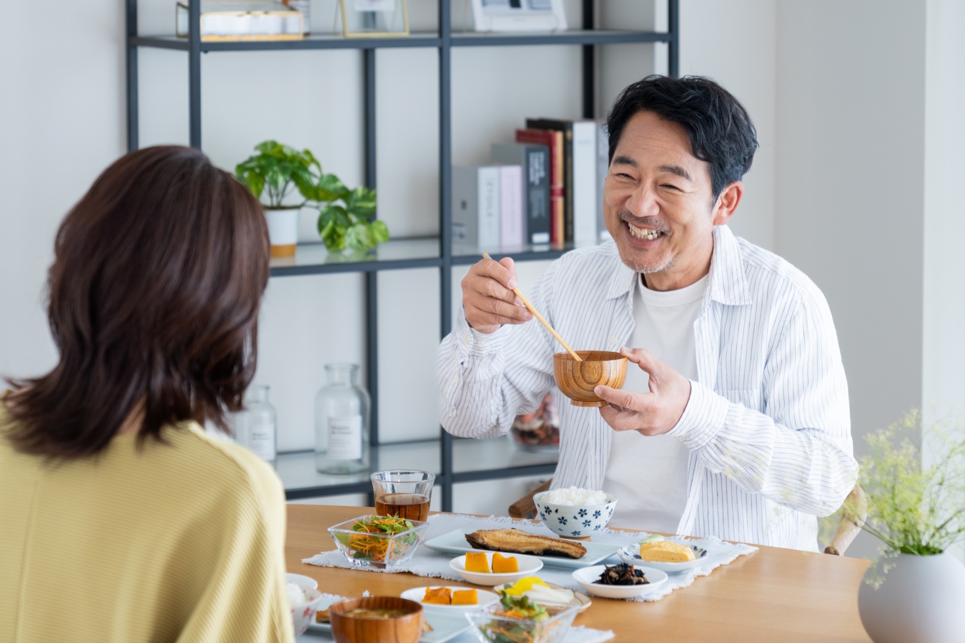 食事を摂る家族