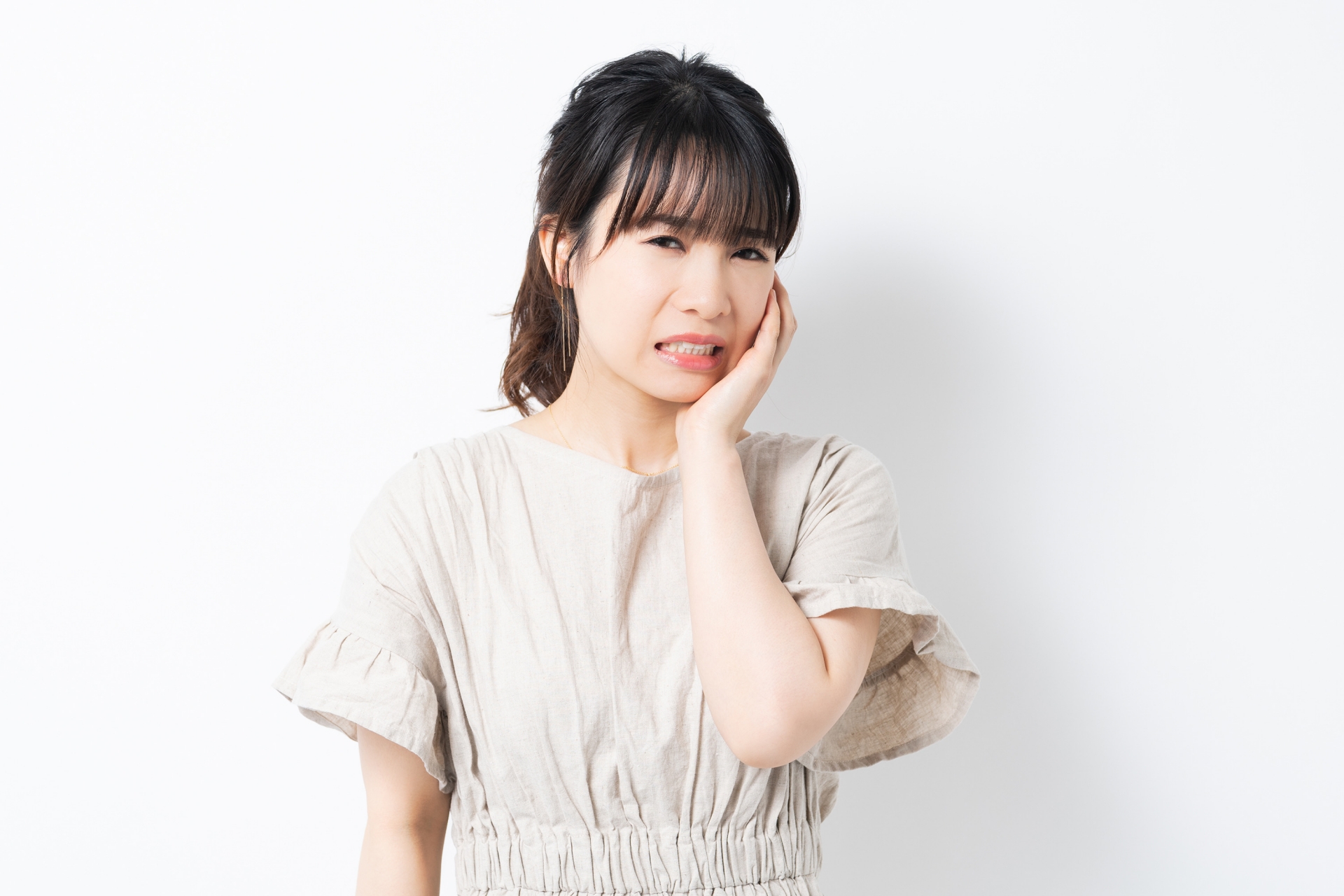 歯が痛い若い女性