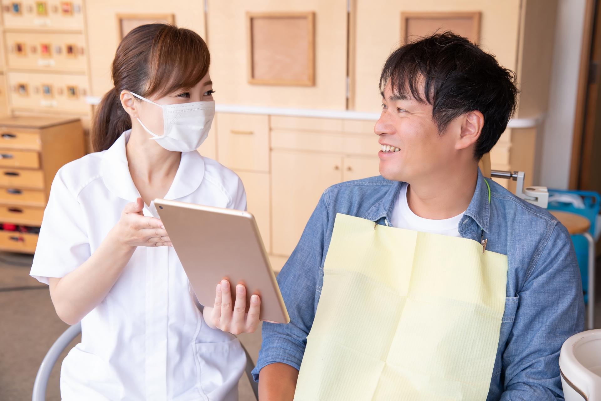 歯科衛生士と男性患者