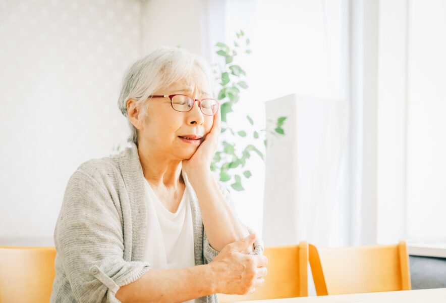 インプラント治療は80代でもできる？高齢者のインプラント治療のリスクや注意点を解説