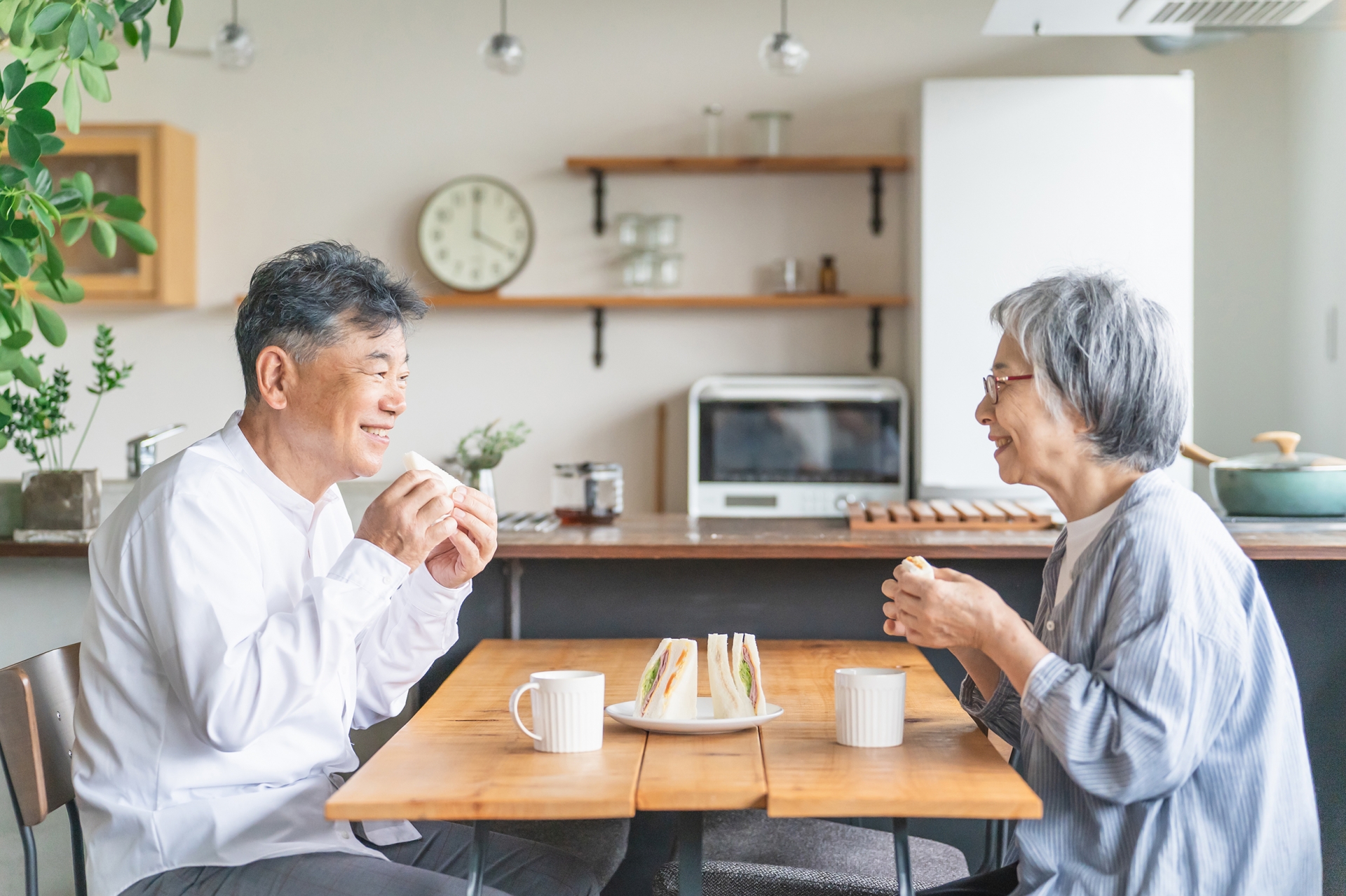 家で朝食・昼食をとるシニア・高齢者の夫婦