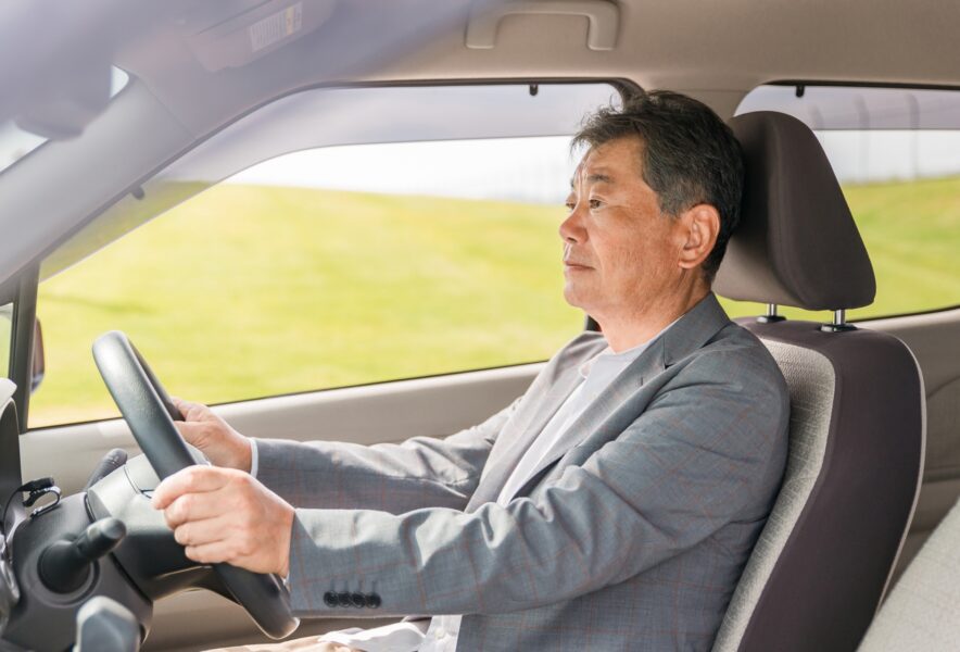 インプラント手術後に車を運転してもよい？手術後に気を付けたい生活習慣や症状を解説