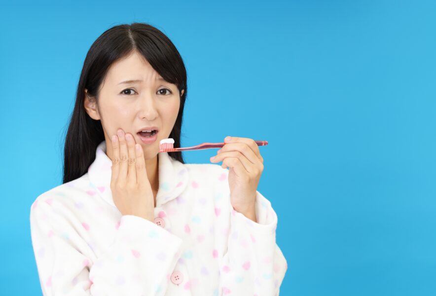 歯がない方やむし歯だらけの方におすすめの治療方法｜放置するリスクや治療費用も解説