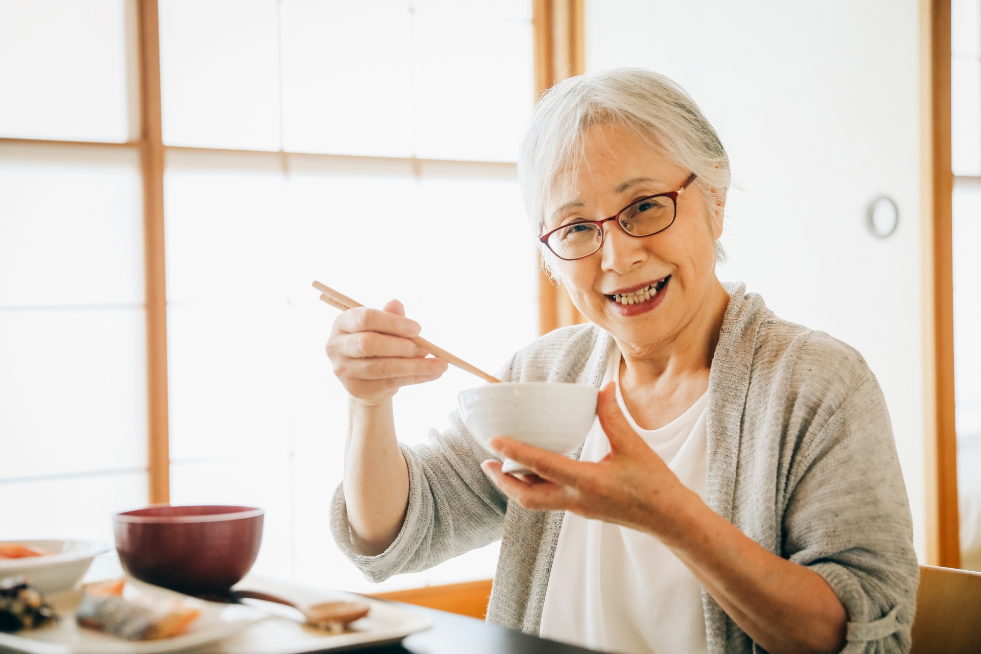 茶碗を持つ女性