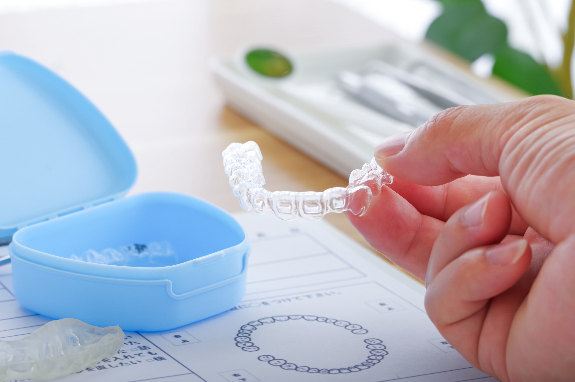 歯科医療で使用するマウスピースをもつ男性