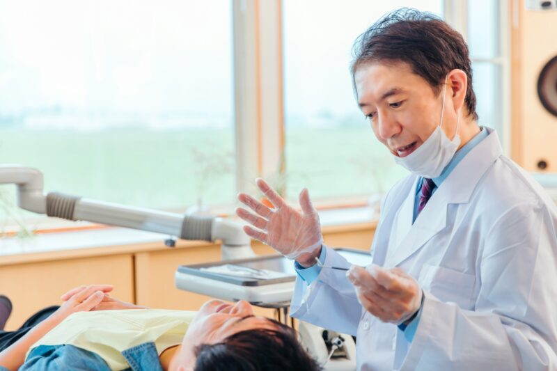 歯医者と男性患者
