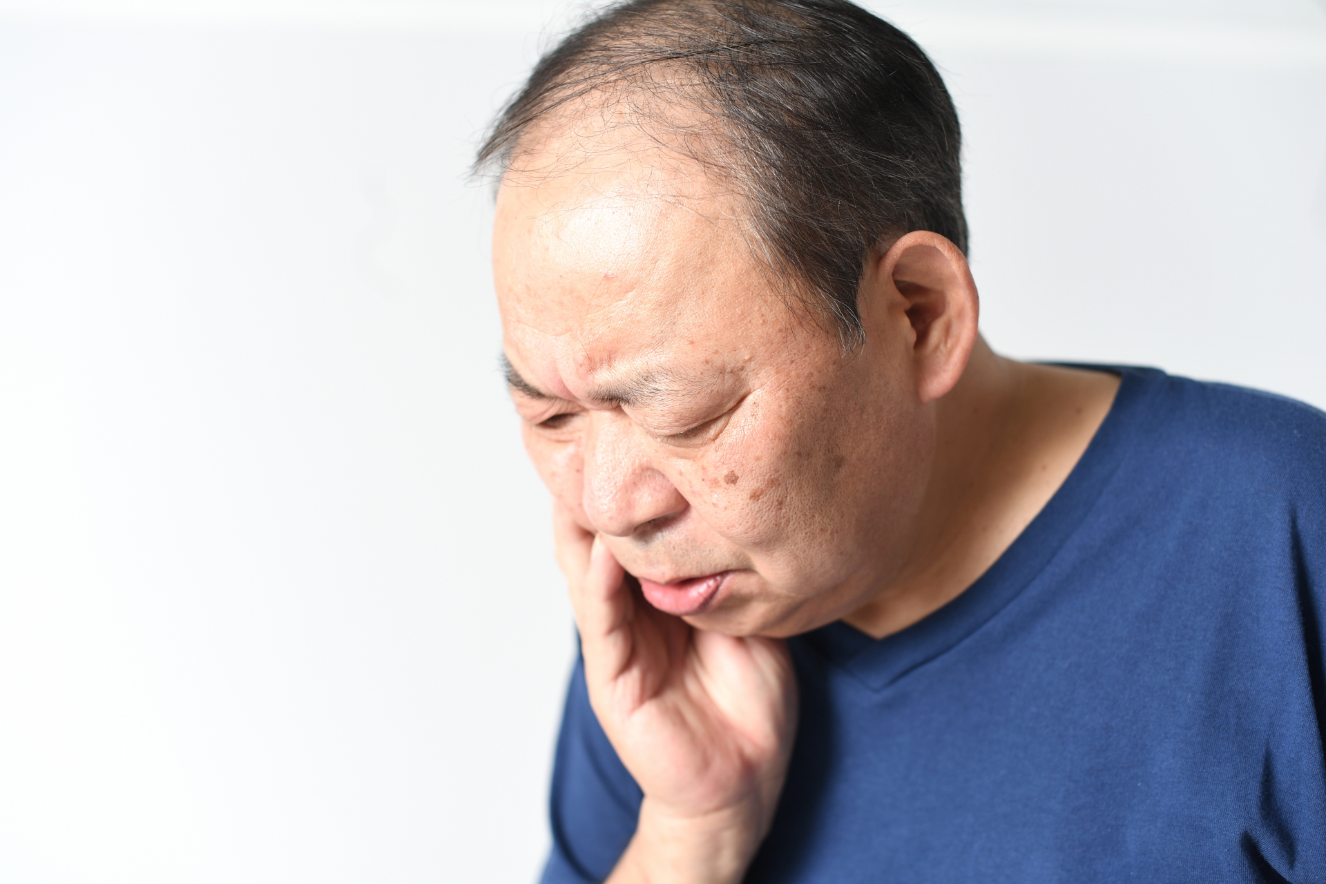 インプラントの貫通トラブルで現れやすい症状