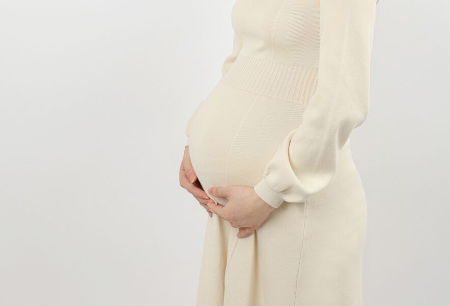 インプラントは妊娠希望の人も受けられる？妊娠中のリスクや治療のタイミングを解説
