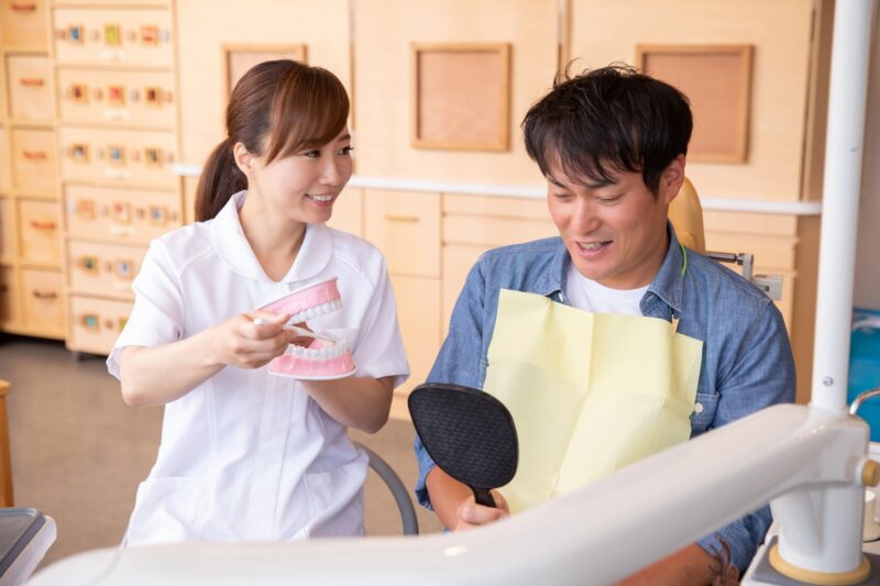 歯磨き指導する歯科衛生士