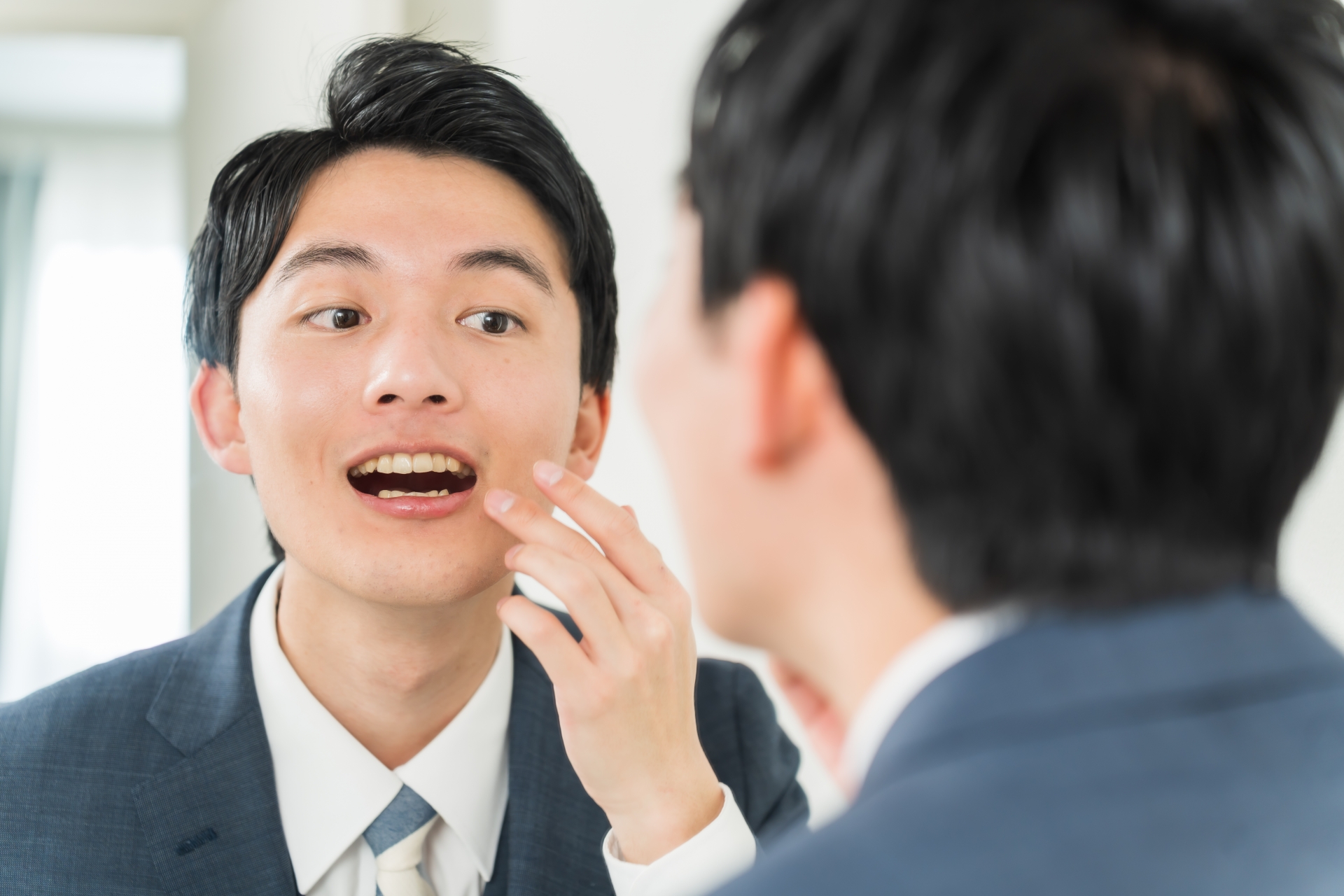 歯を気にする男性