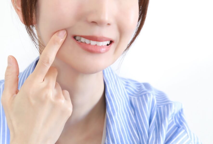 インプラント治療後に歯茎が下がる原因は？生じる問題や対策も解説