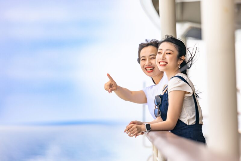 船で旅行をする女性たち
