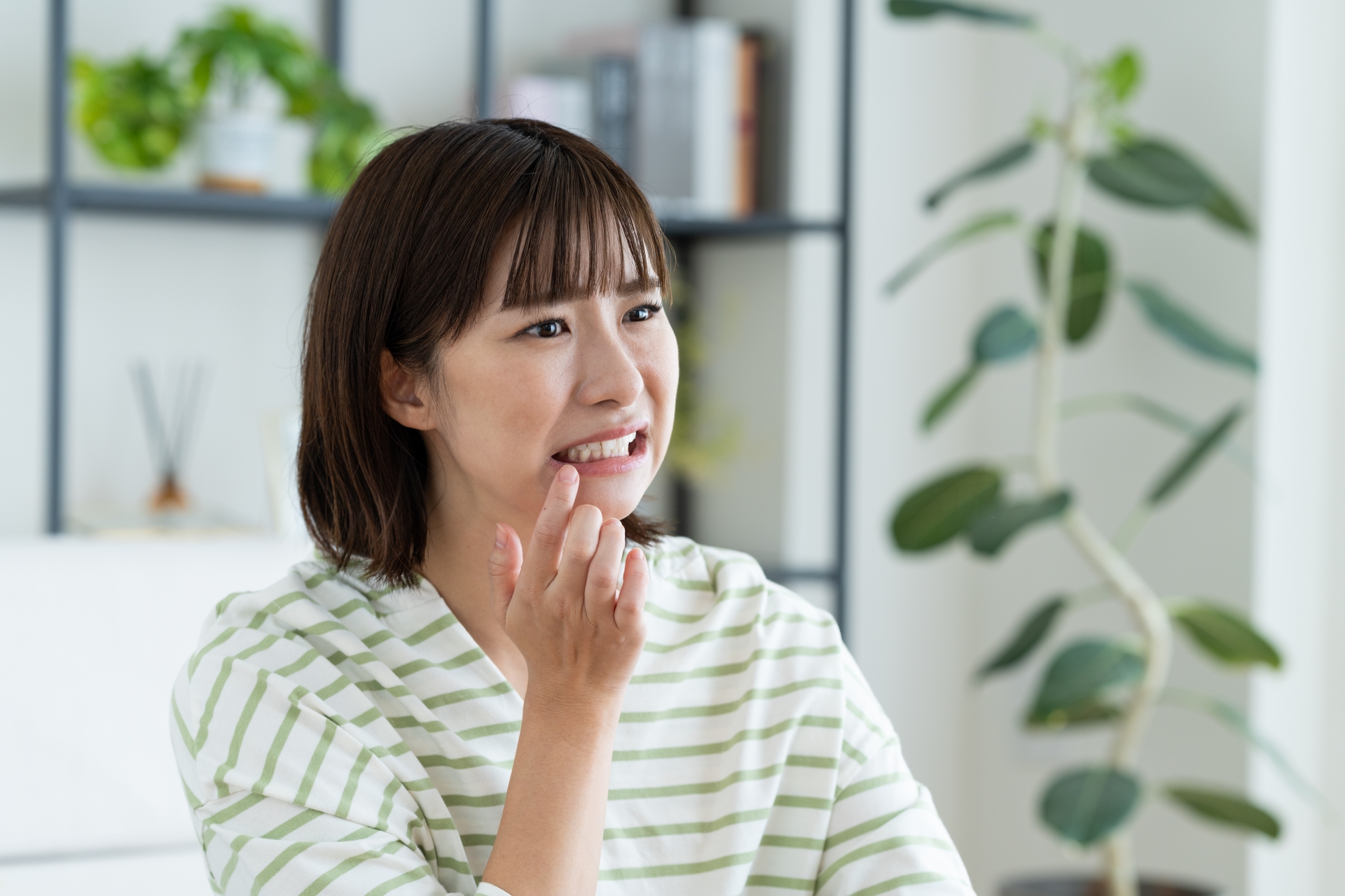 歯が痛い女性