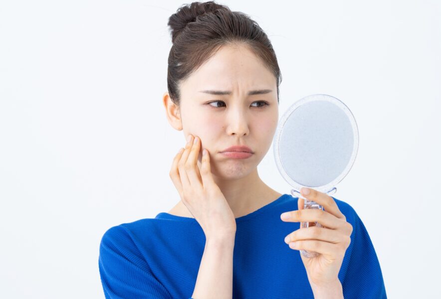 歯がないと頬がこけるって本当？歯がないリスクや治療方法も解説
