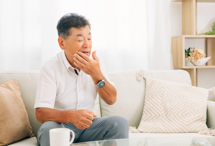 インプラント治療で入れ歯にする期間は？最終的な人工歯を入れるまで仮歯を使う理由や注意点を解説