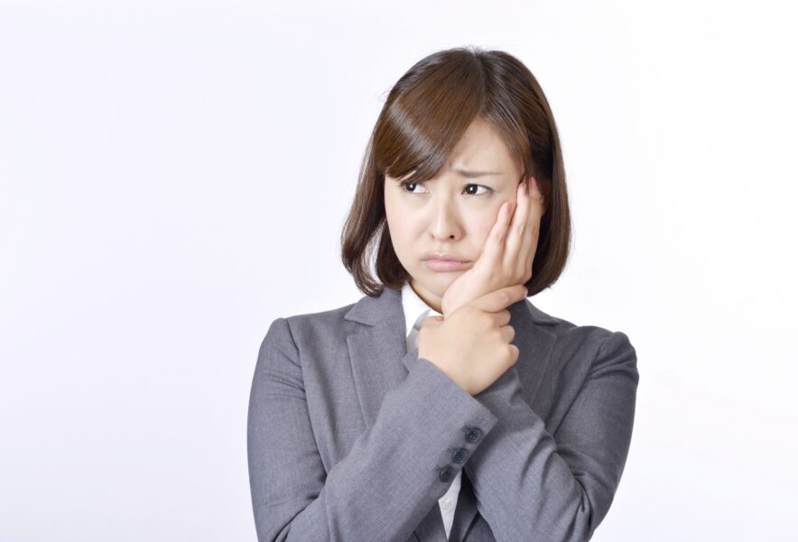 インプラント治療で起きる頬の腫れの原因は？予防や対処法、注意すべき症状を解説