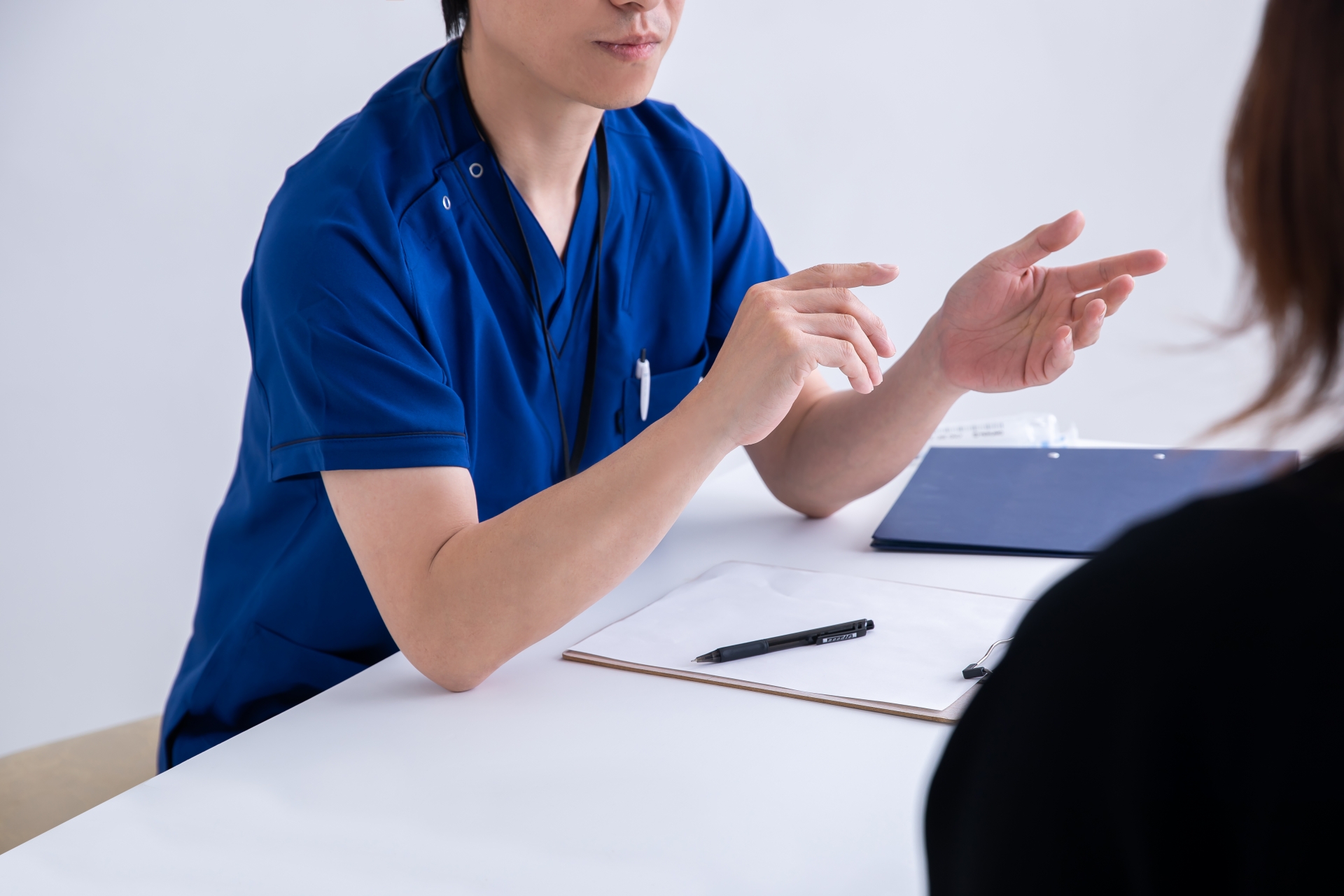 説明する医師