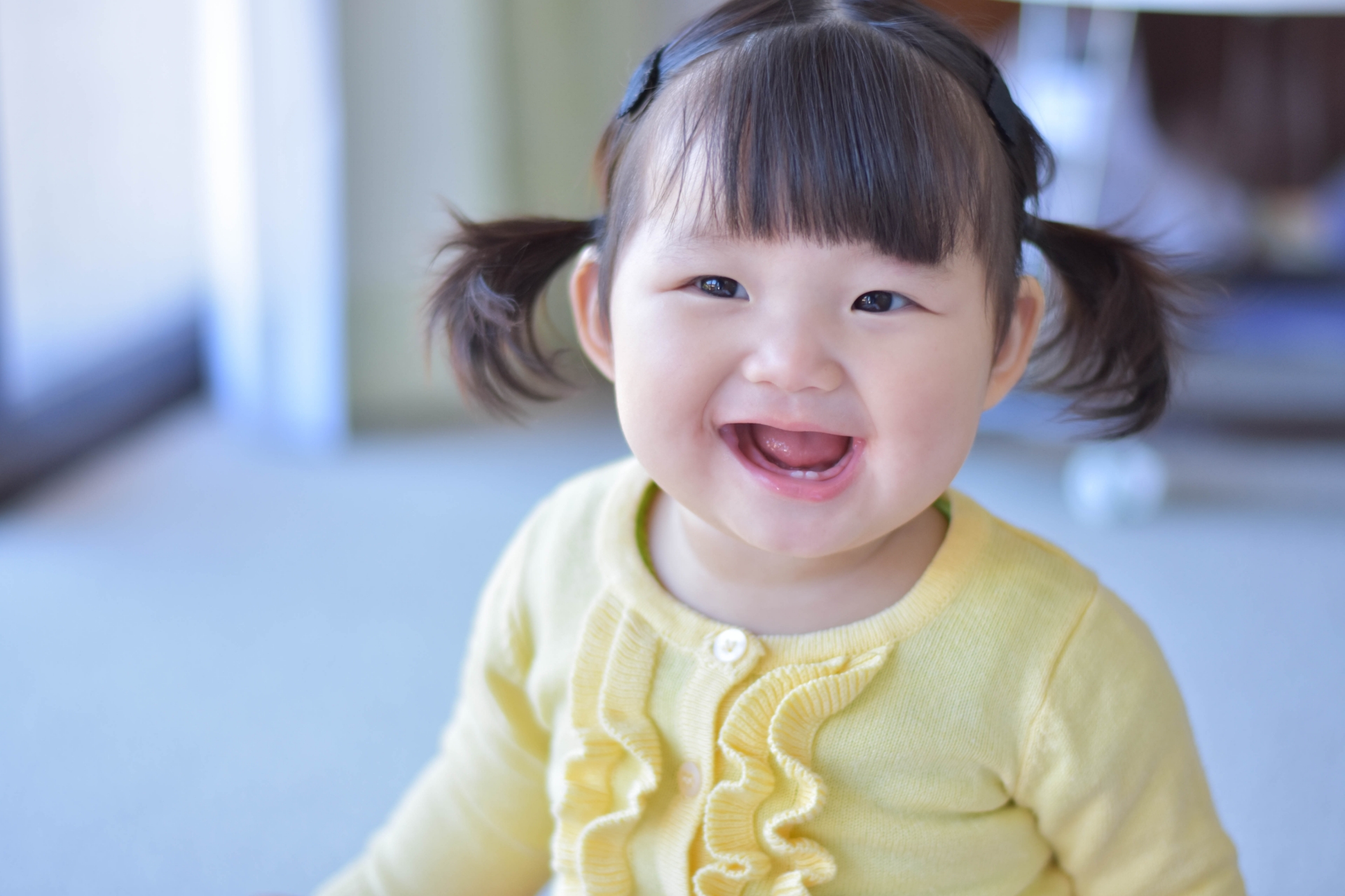 にっこりする赤ちゃん