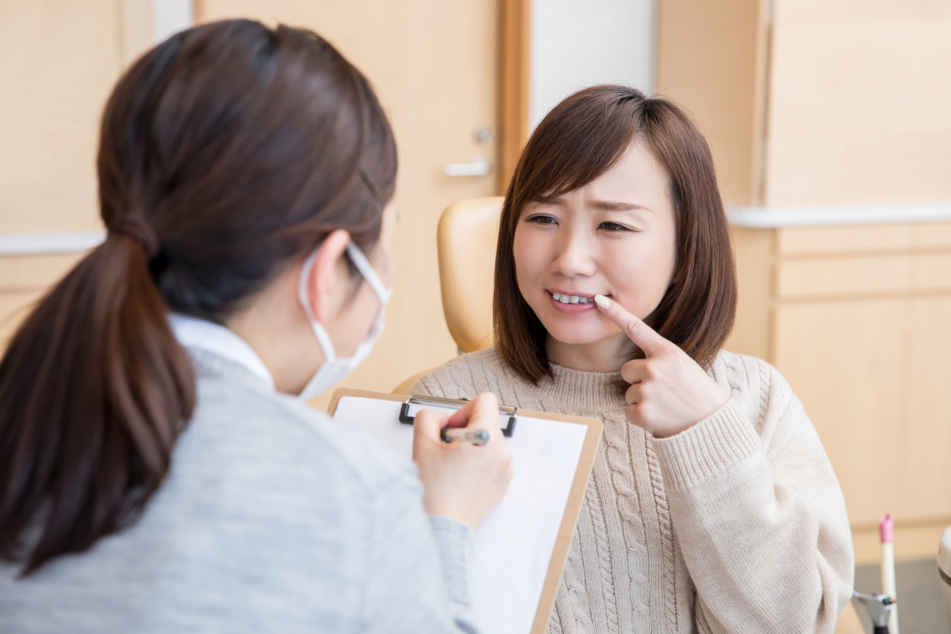 診察中の女性