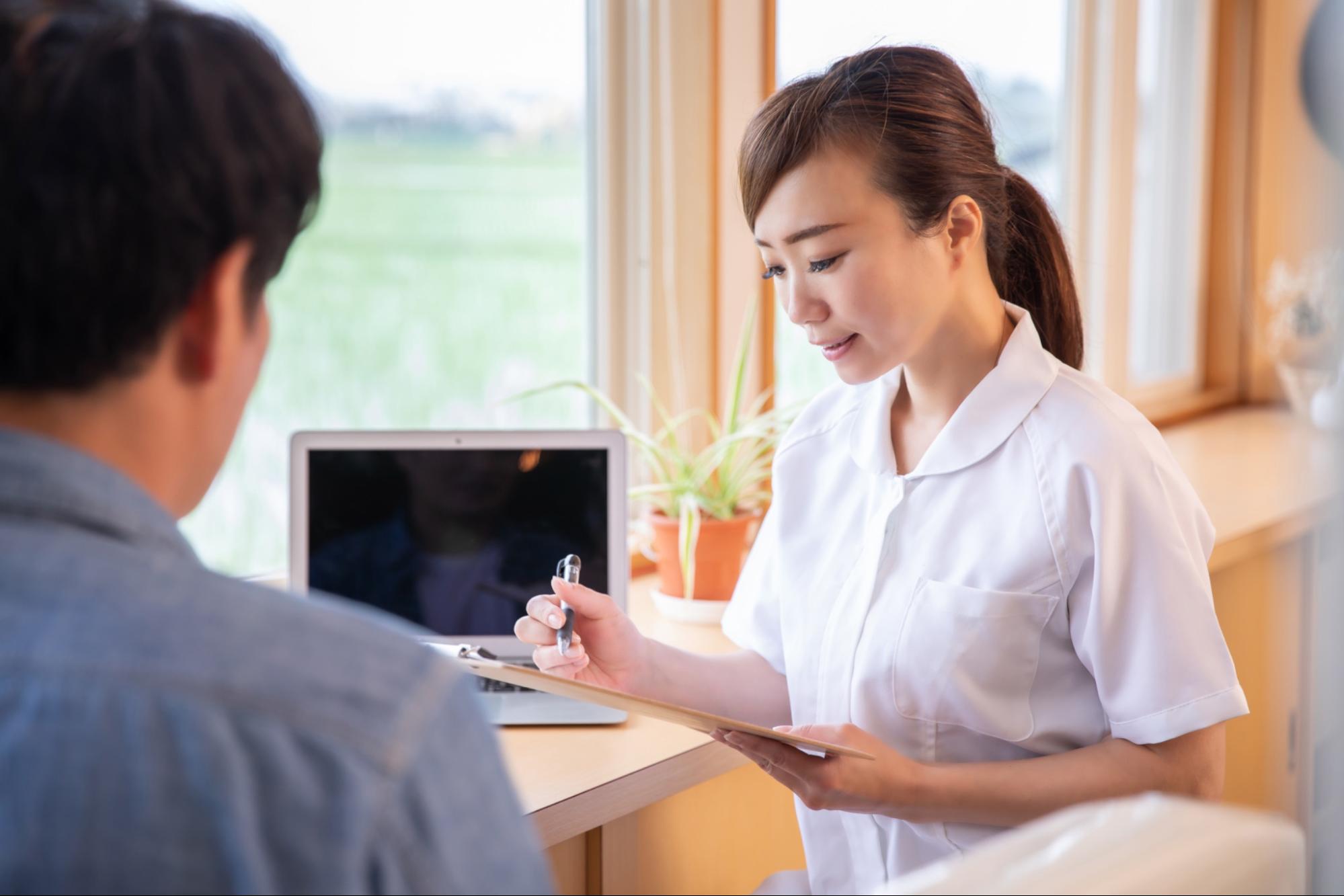 男性患者と女性医師