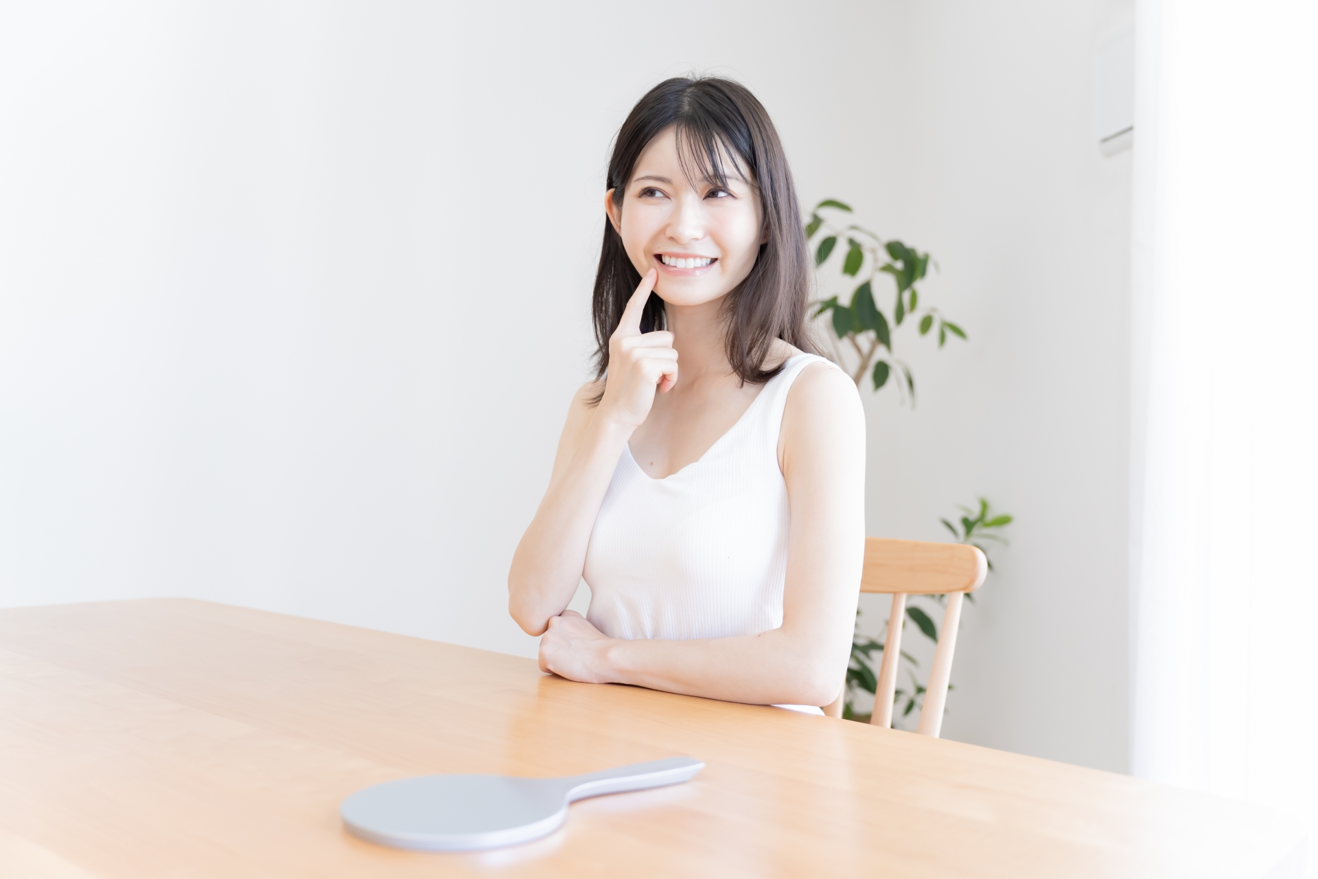 歯に指を当てる日本人女性