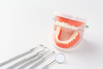 デンタルインプラントと入れ歯について