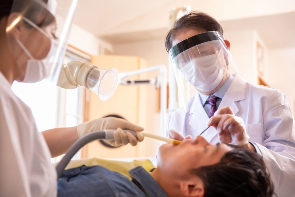 歯科治療中の医師