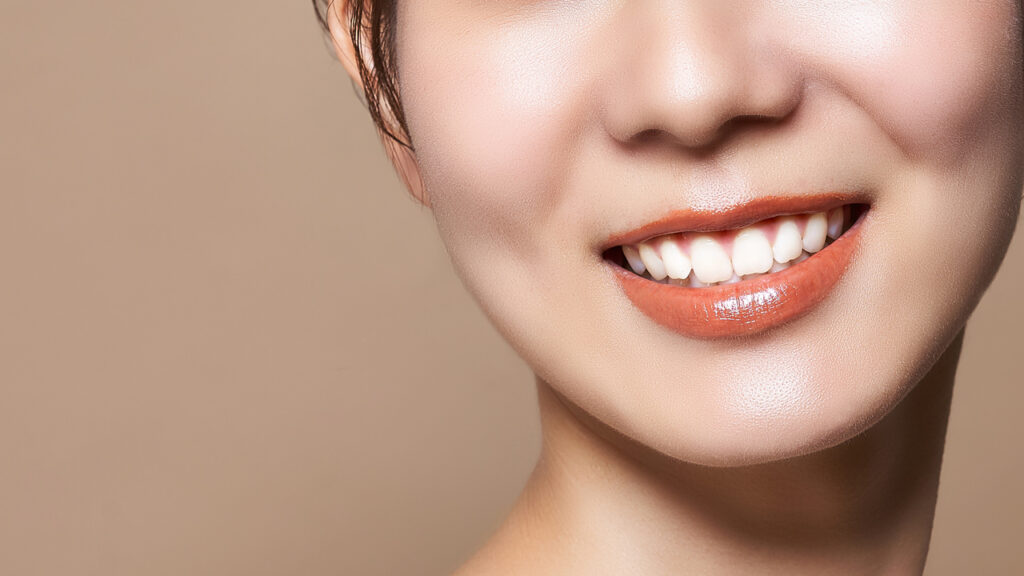 明るく白い歯を見せる女性