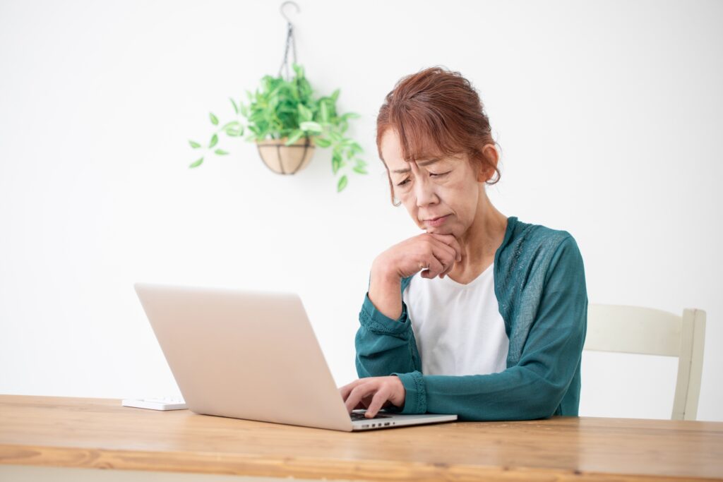 パソコンを使う中高年の女性